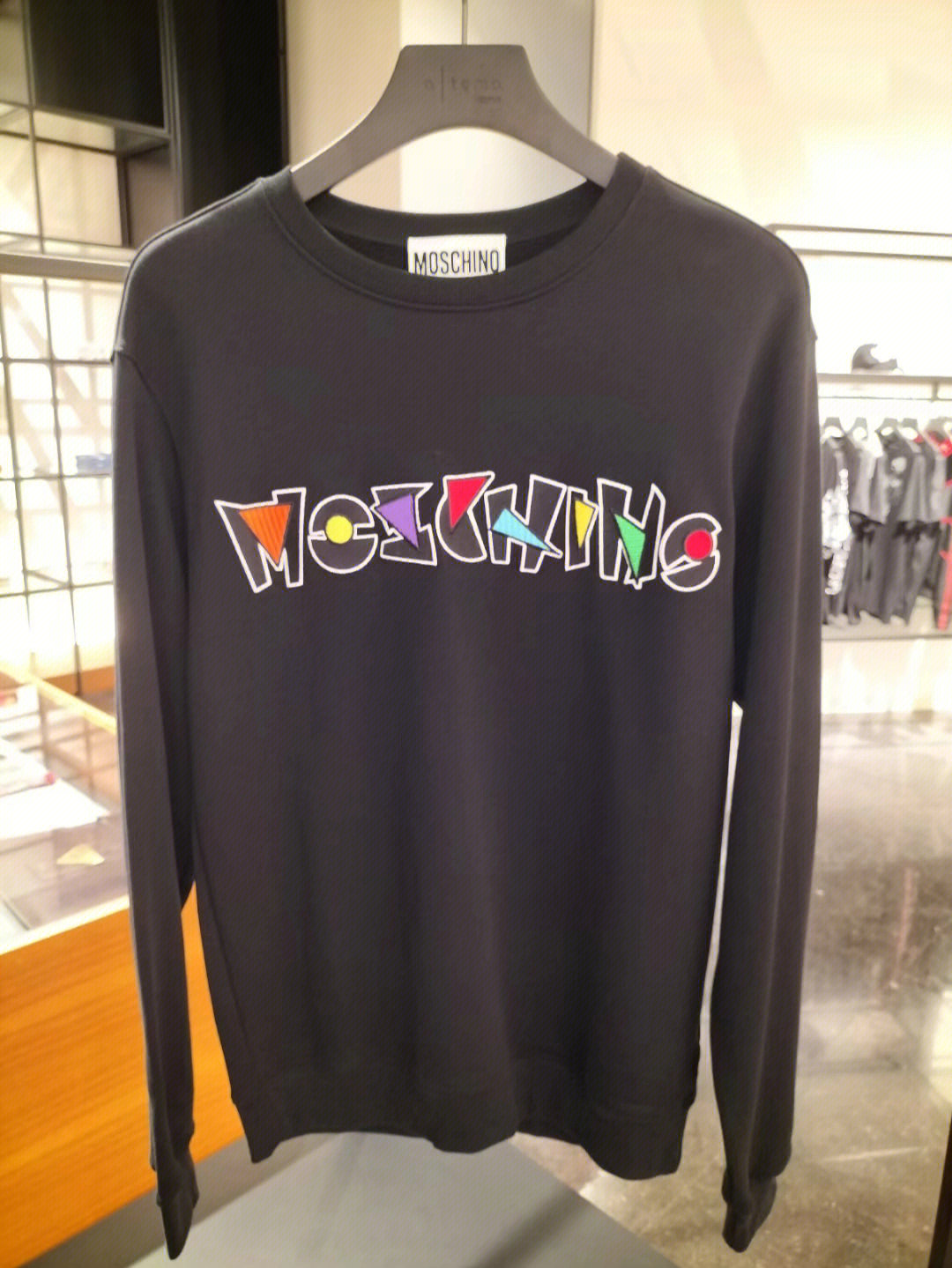 moschino卫衣上身图片