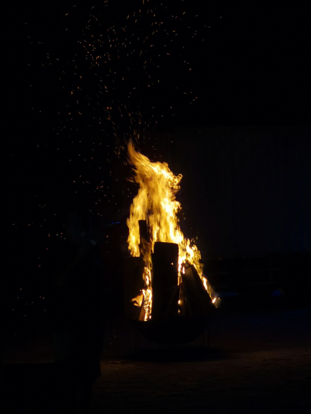 篝火旁钢琴图片