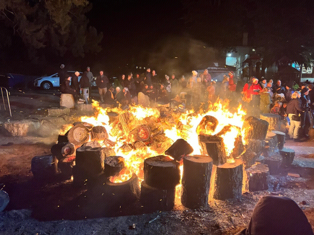 一年一度袋鼠谷篝火晚会95周六搬完砖,开了3小时夜路,赶在篝火节的