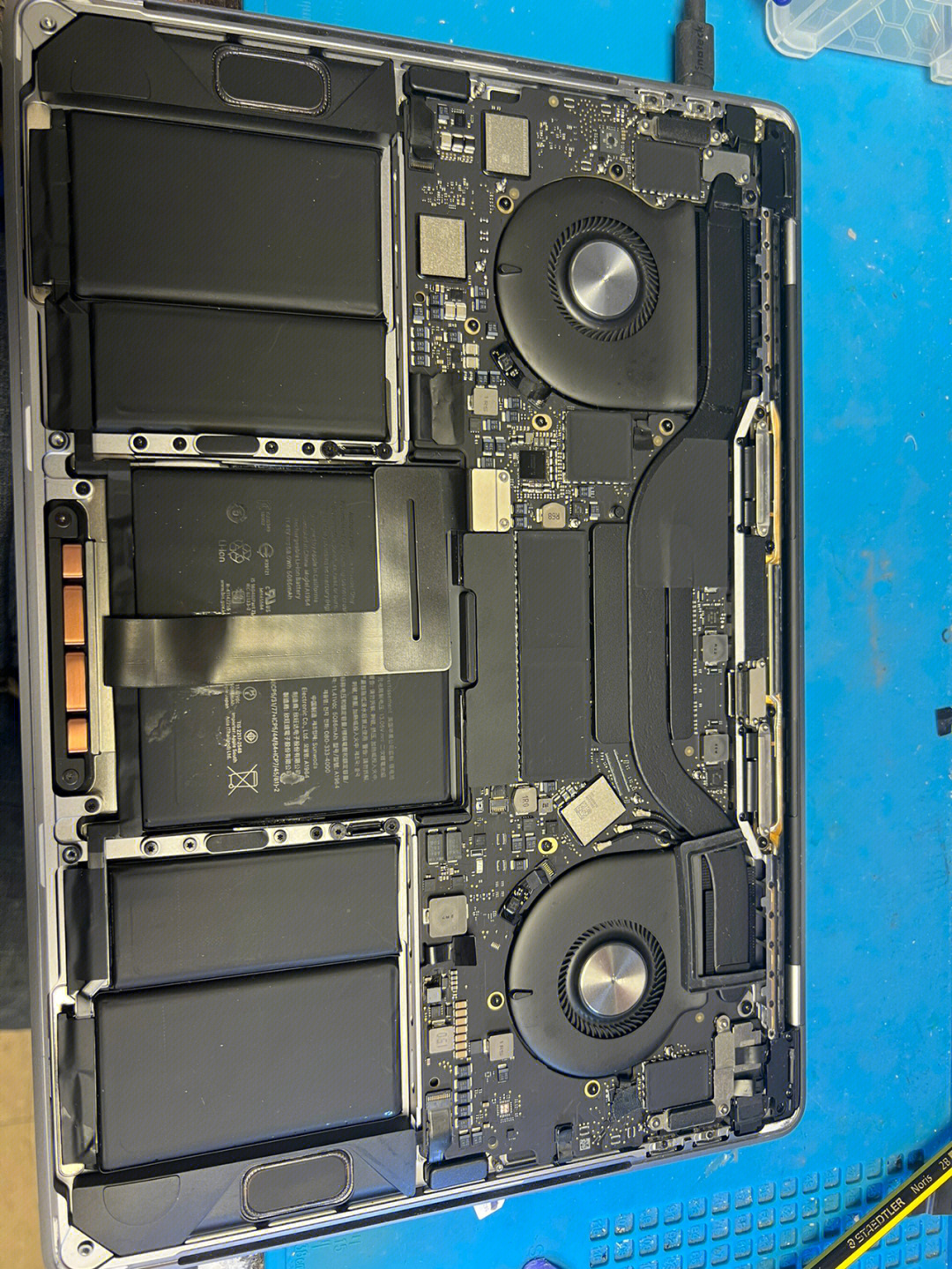 macbook pro 进水,主板进水并腐蚀背光供电电路问题导致不开机,触摸板