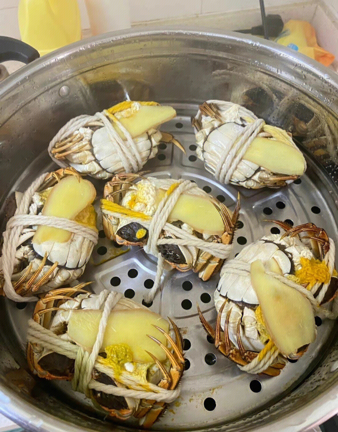 蒸大闸蟹的时候一定要把肚子朝上,减少蟹黄流出,不然太浪费了大闸蟹是