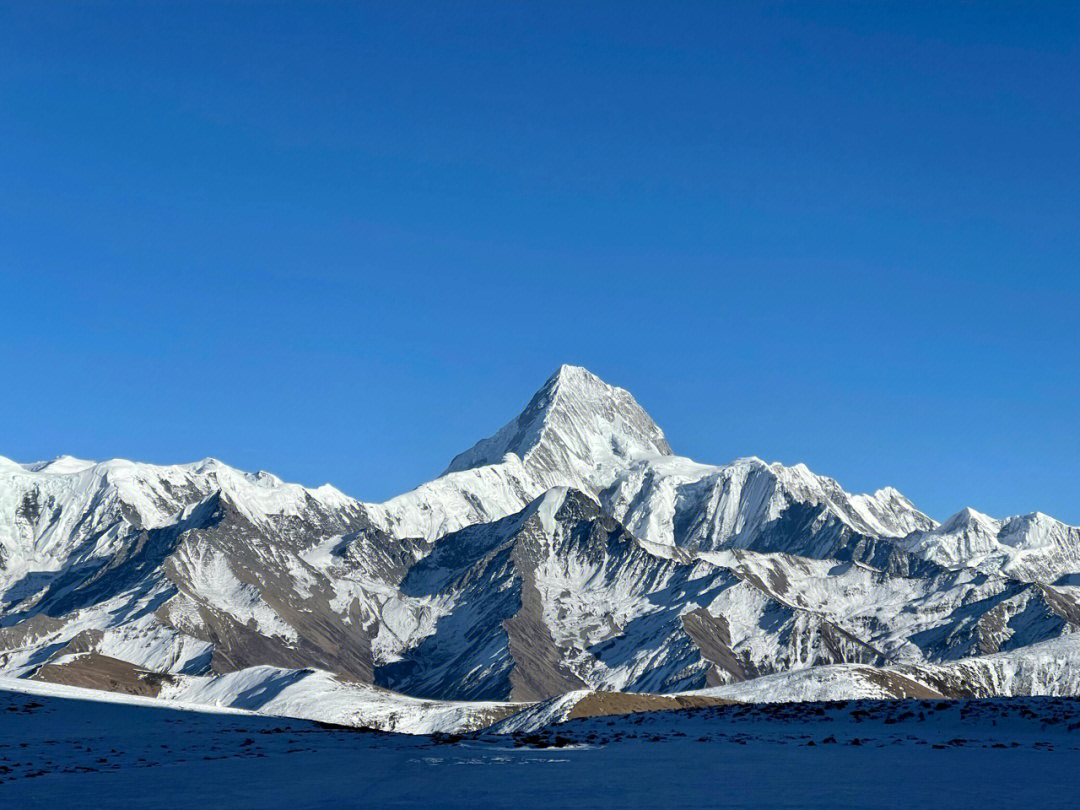 向上的路途中,一座座大雪山雪峰印入眼帘,9015贡嘎山(海拔7555m