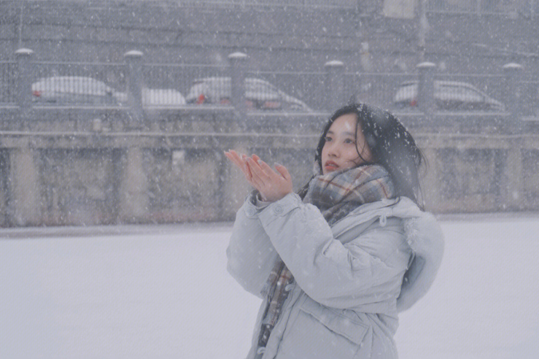 伸手接雪花图片图片