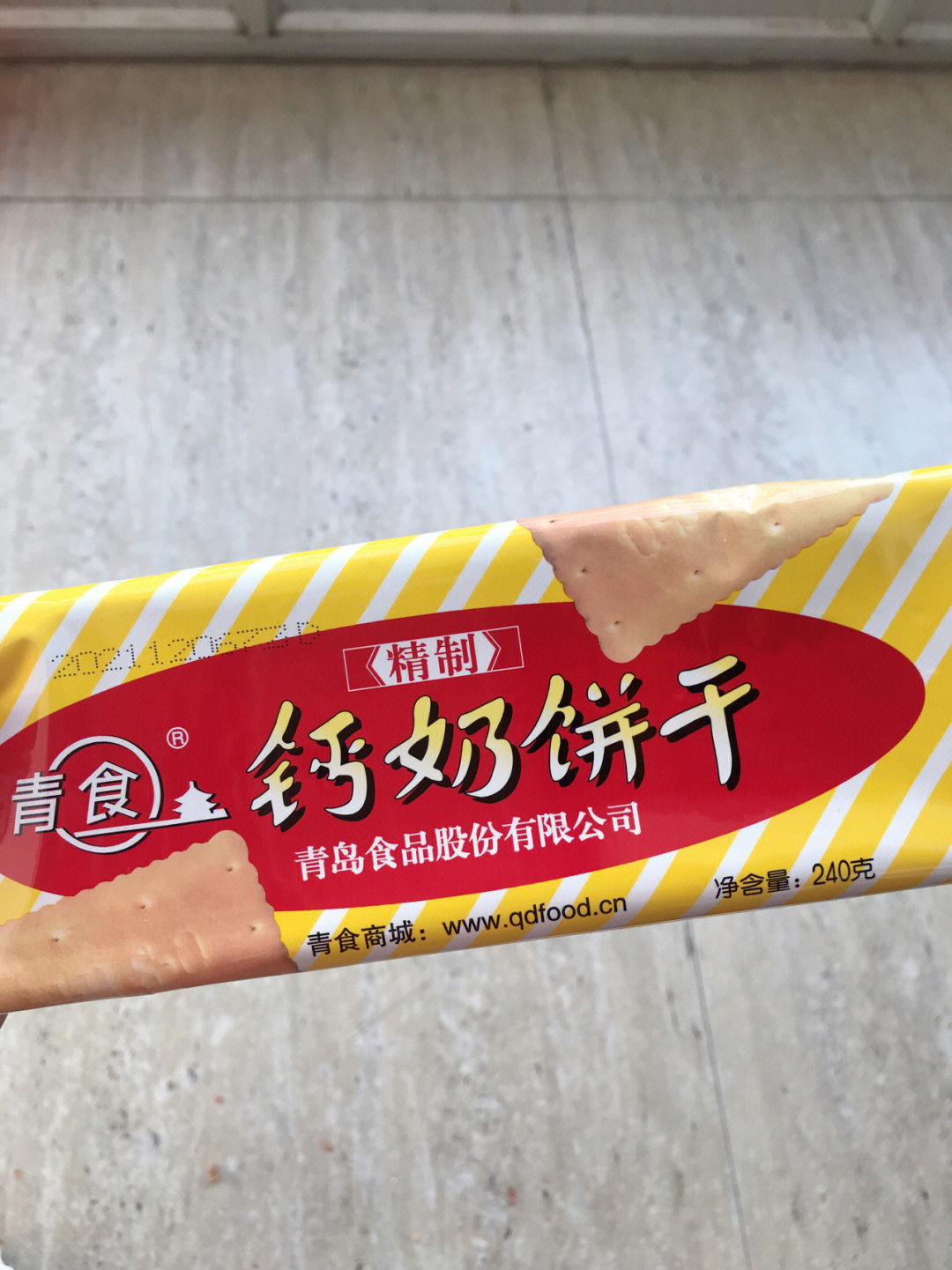 青食钙奶饼干红色包装图片