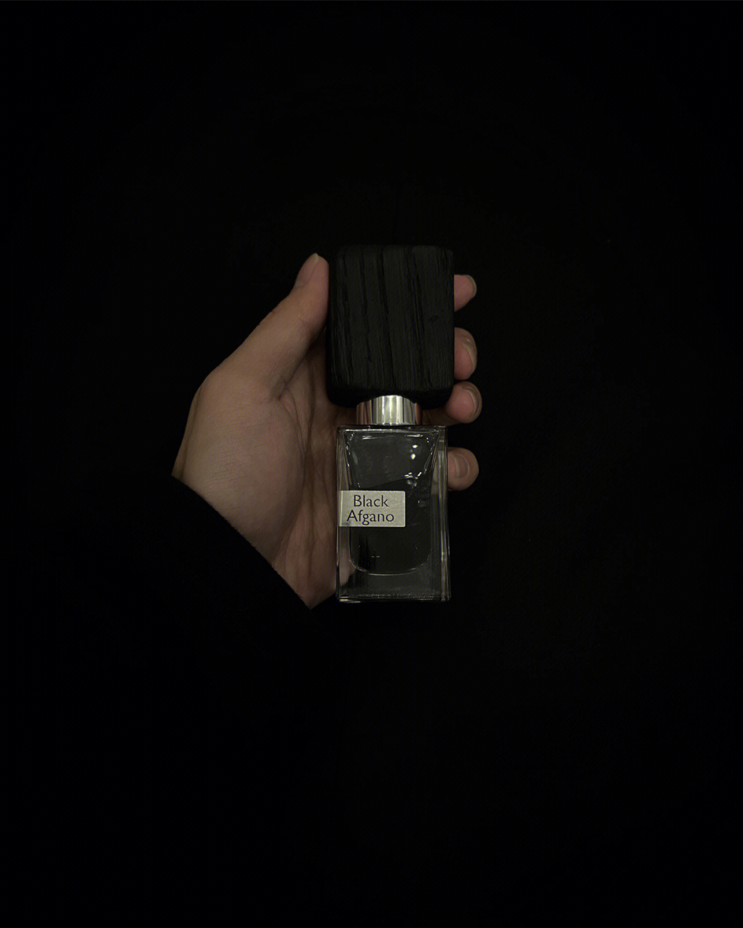最近很喜欢的一款香水——纳斯马图 黑色烟草它的味道 我想用一支乐队
