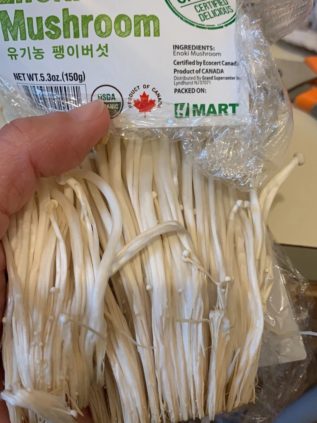 以为hmart有机金针菇会新鲜一点,没想到打开包装,里面发霉了,切开都是