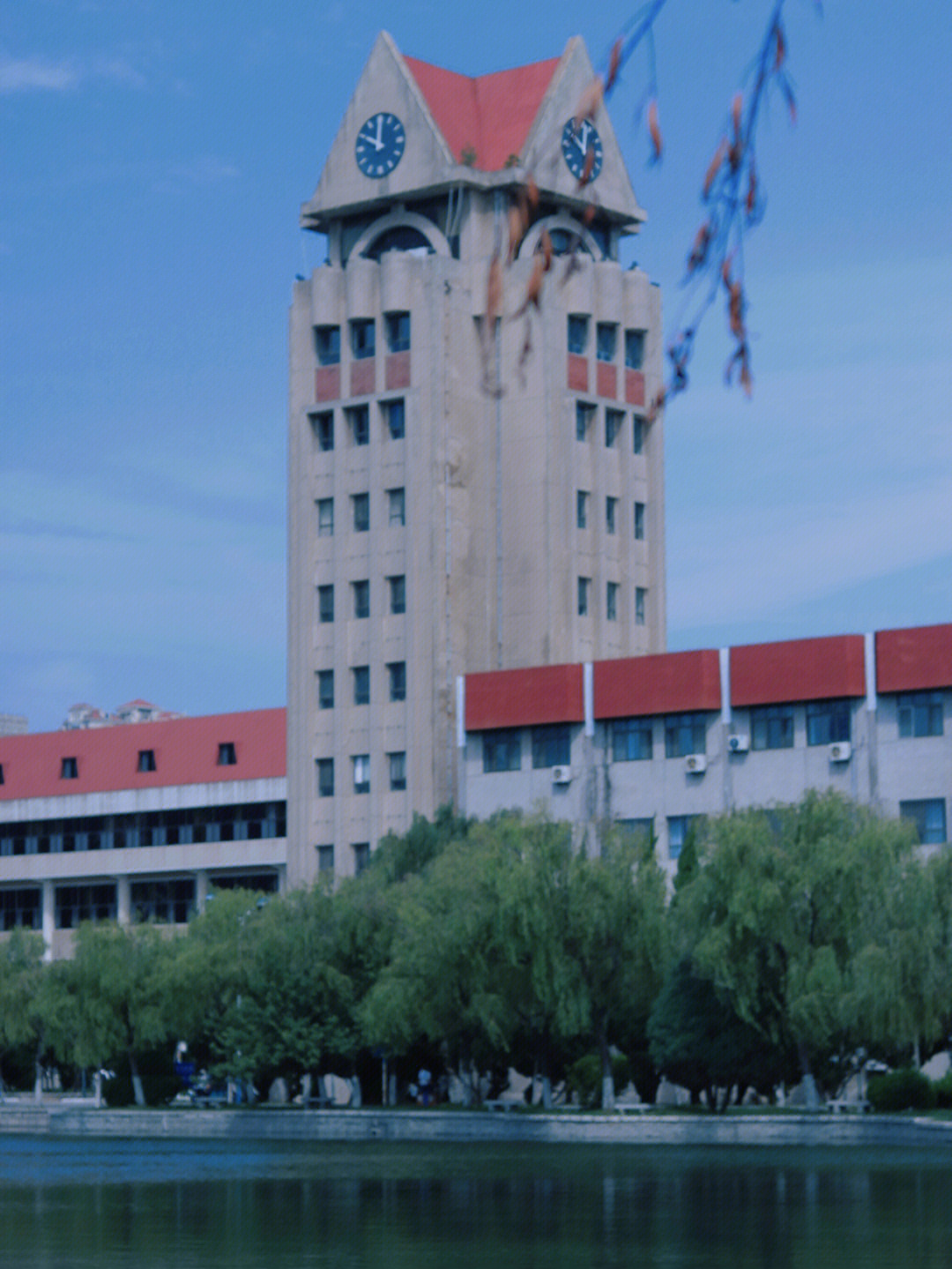 烟台大学钟楼图片