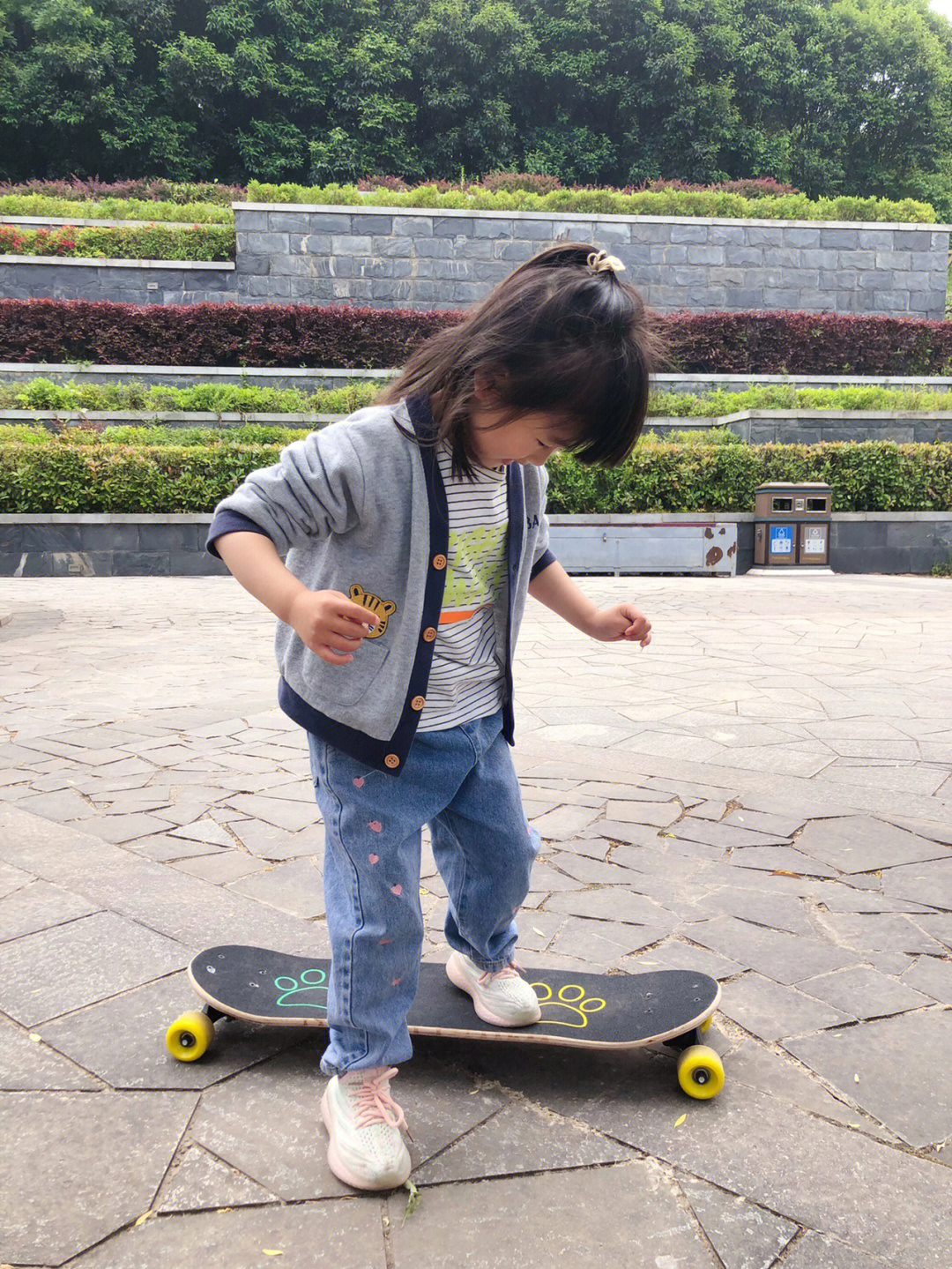 玩滑板的小女孩
