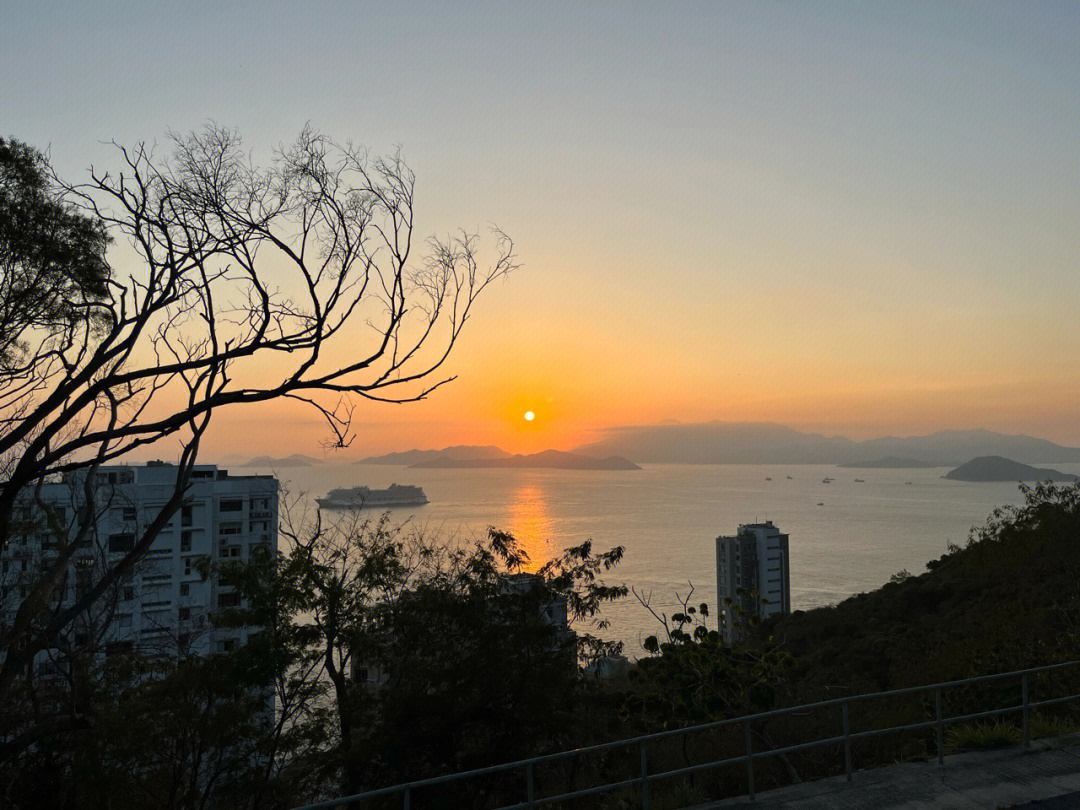 摩星岭的落日与满月