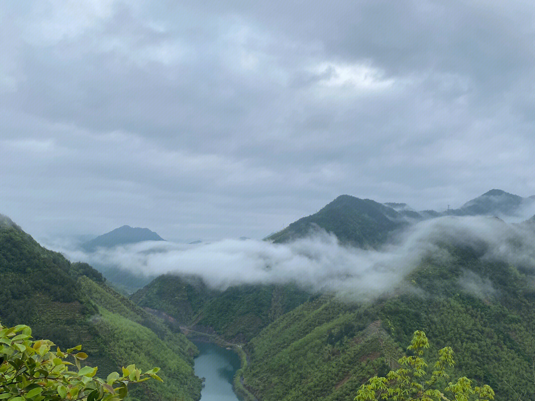 仙雾缭绕中的青山绿水