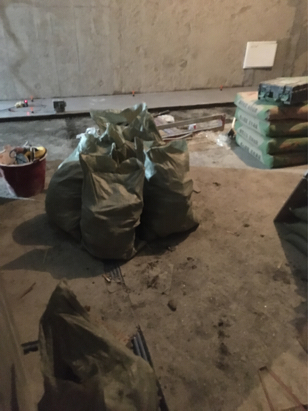 项目经理偷工减料,用建筑垃圾回填,里面包含了砖头,塑料袋,槟榔袋