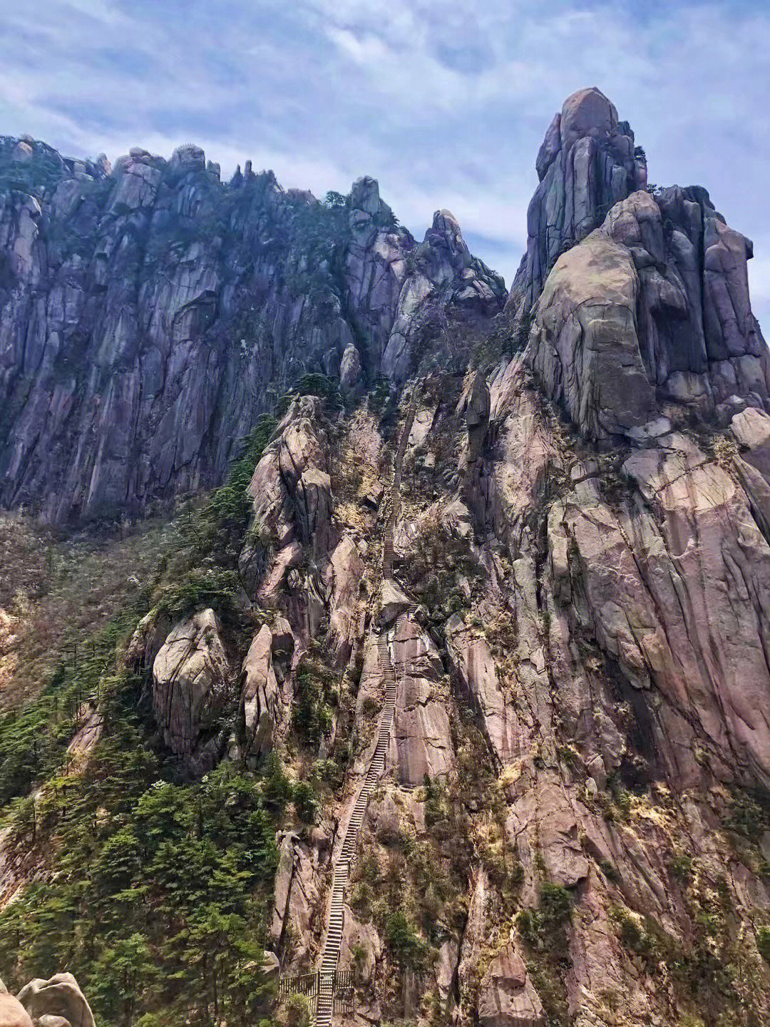 19年4月份爬的黄山莲花峰,天都峰刚关闭,5年后,也就是24年,我们相约