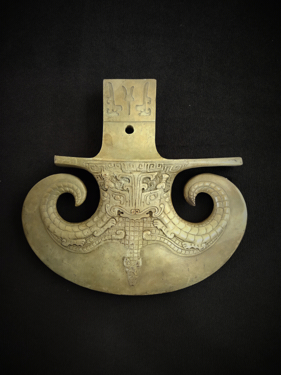 96青铜钺青铜钺是古代横用的兵器或刑具