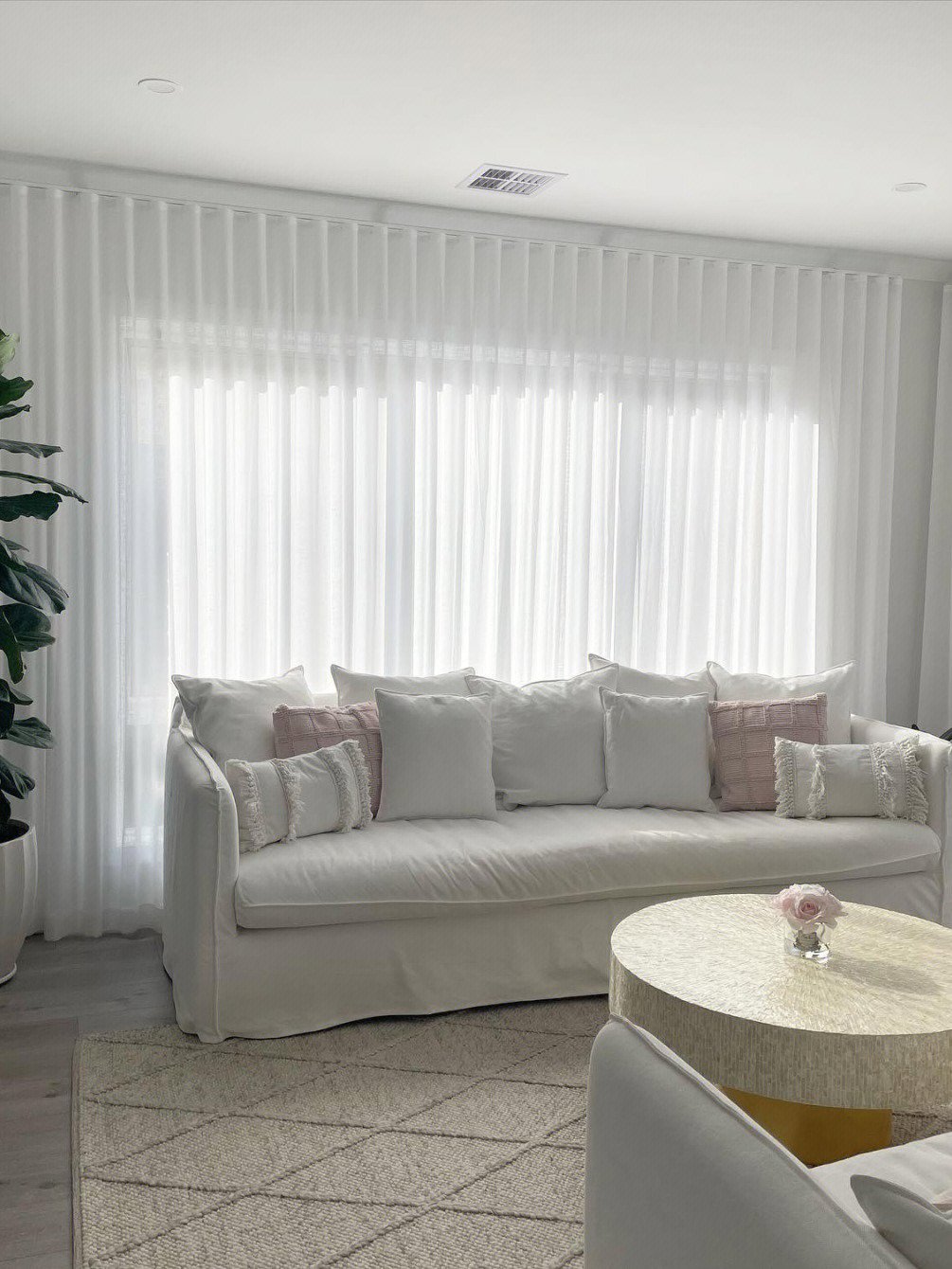 白色沙发很适合搭配原木或竹藤茶几轻松打造出自然舒适的家装风格90