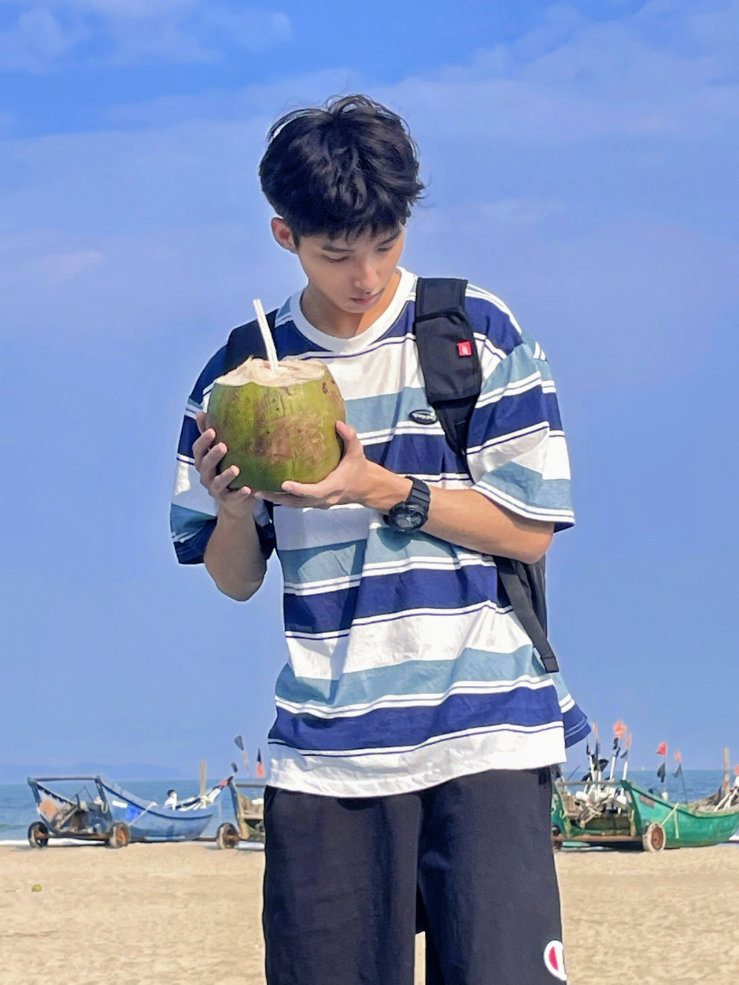 夏天海边椰子少年