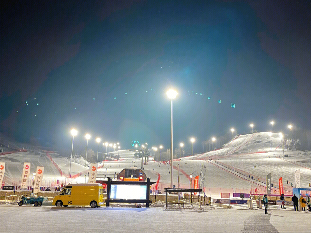 丝绸之路滑雪场夜场图片