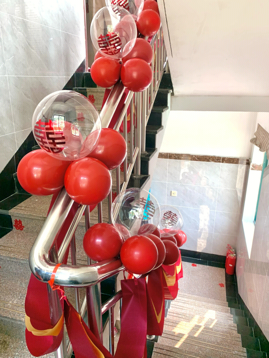 布置楼梯气球绑法图片