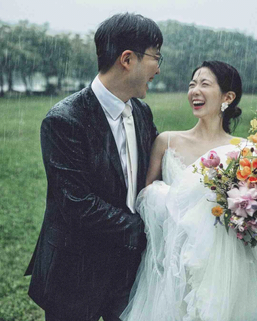 时空恋旅人雨中婚礼图片