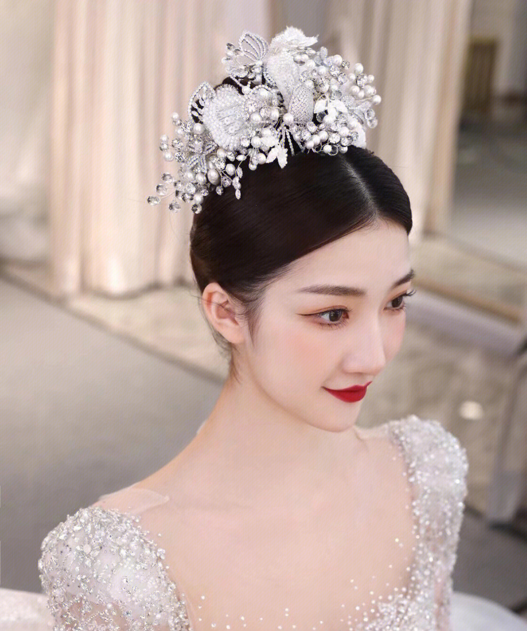 青岛新娘跟妆白纱皇冠造型