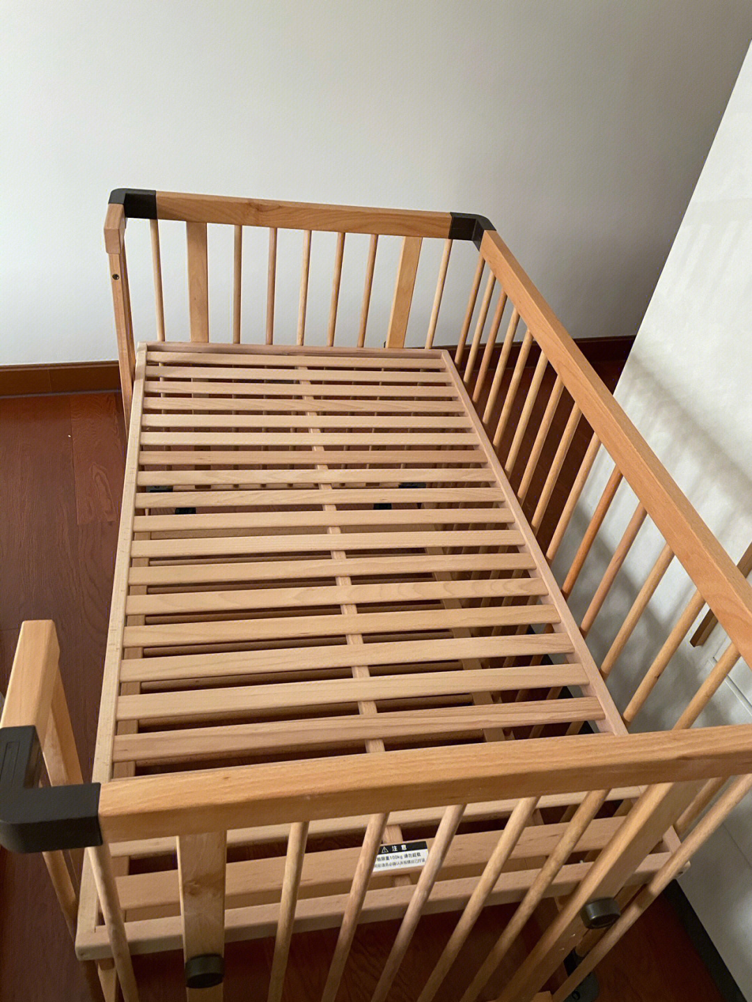 安装超级简单的婴儿床