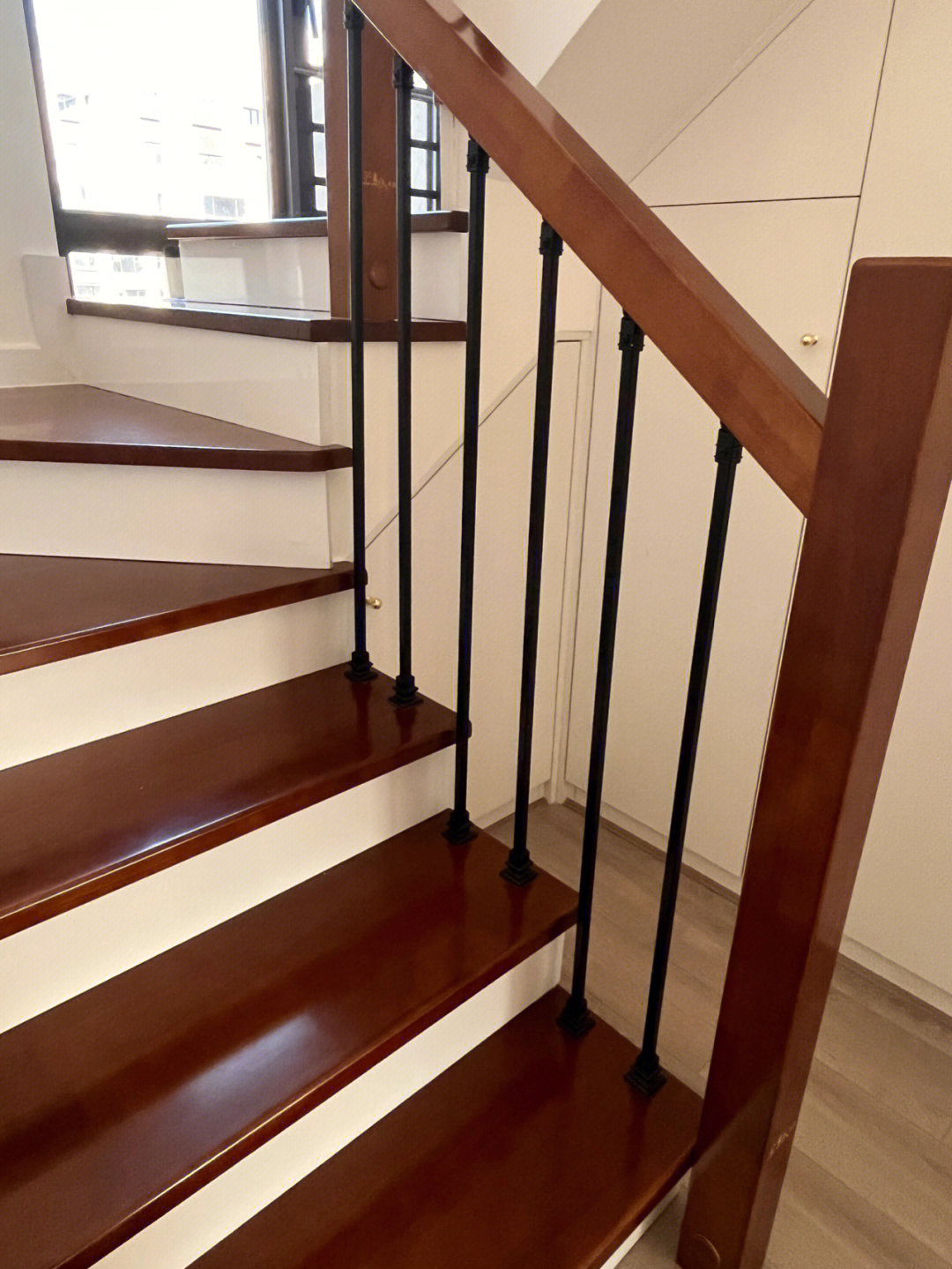 实木楼梯好像和地板颜色不匹配