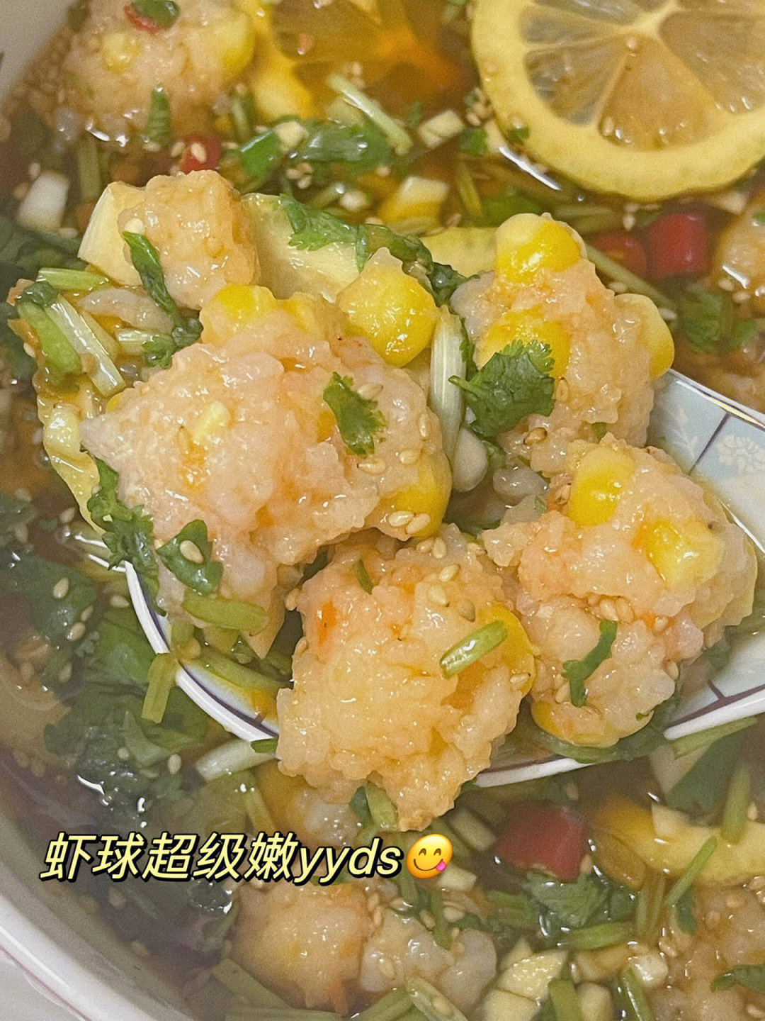 做法:虾滑沸水下锅煮熟捞出倒入酸辣汁里就可以吃啦!