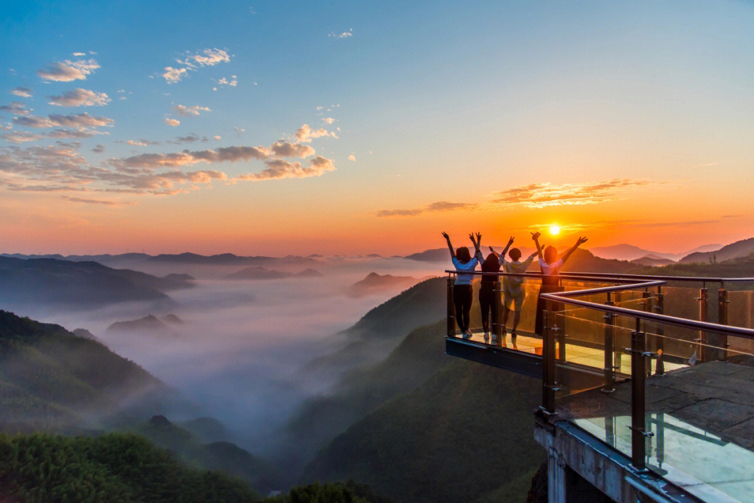 藏在鹿亭乡白鹿村的狮峰岩观景台,被誉为四明山最美观景台