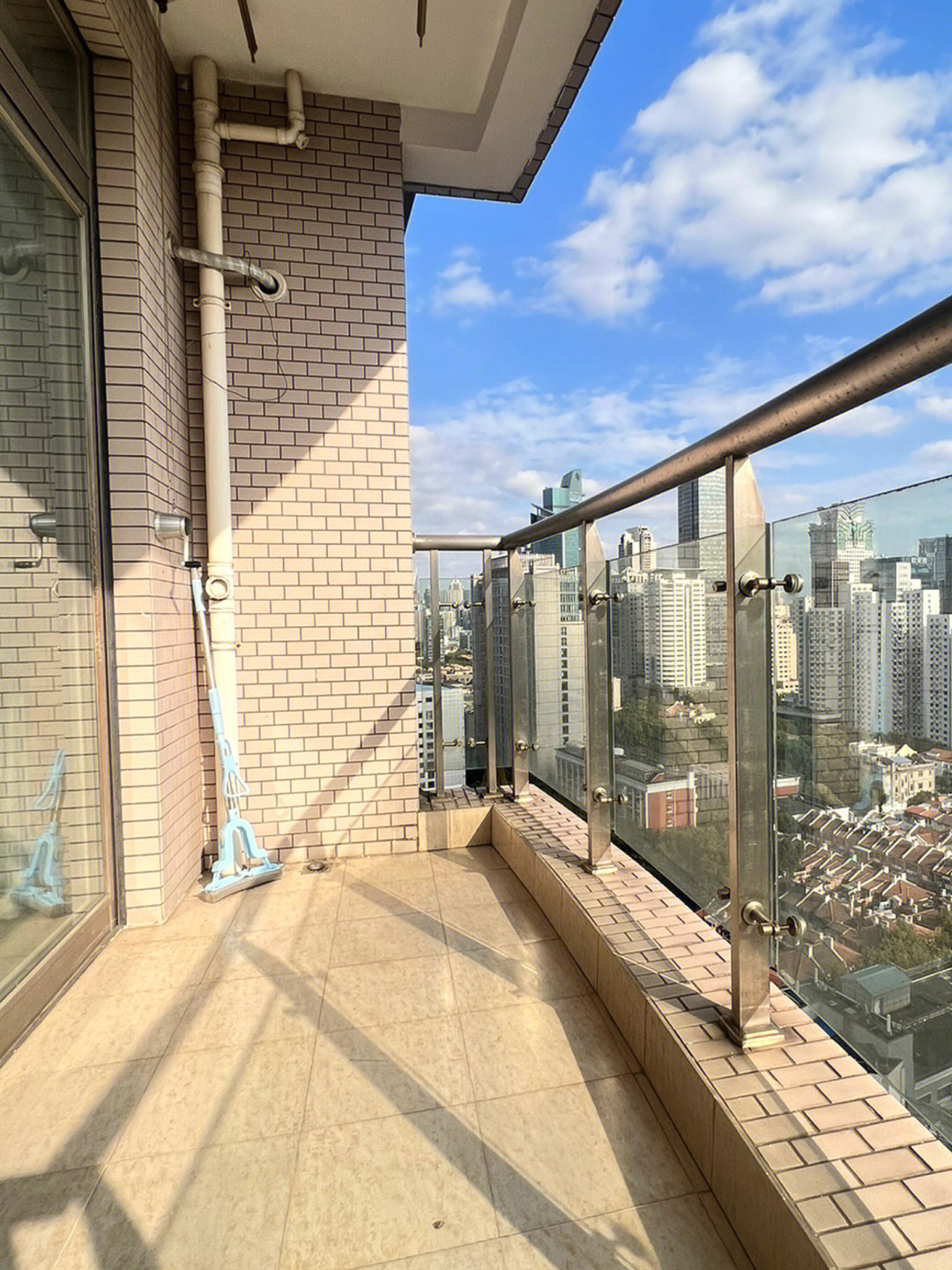 云和花园静安寺电梯公寓落地窗带阳台