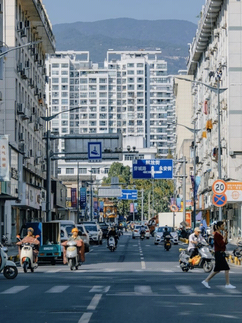 仙居扫街光影斑驳下的小县城