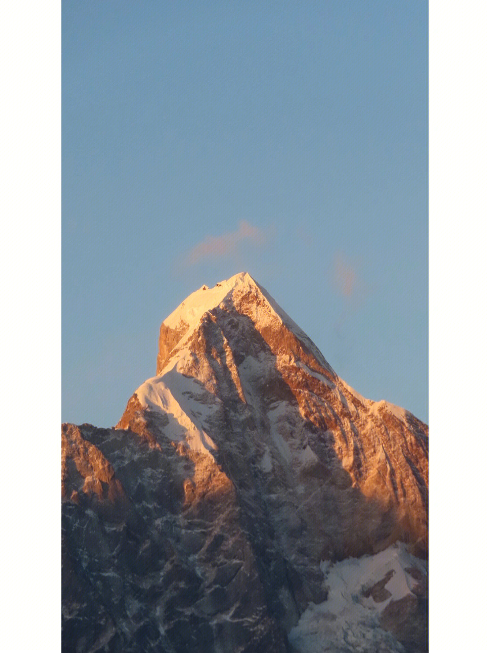 来自四姑娘山的日照金山