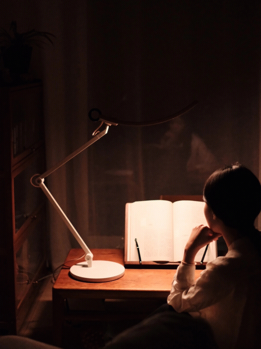 一个人深夜看书的图片图片