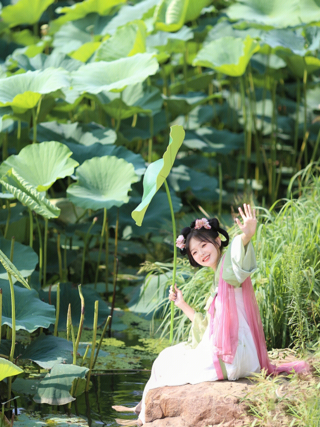 荷花拍照姿势大全女生图片