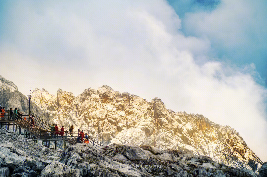 玉龙雪山日照金山