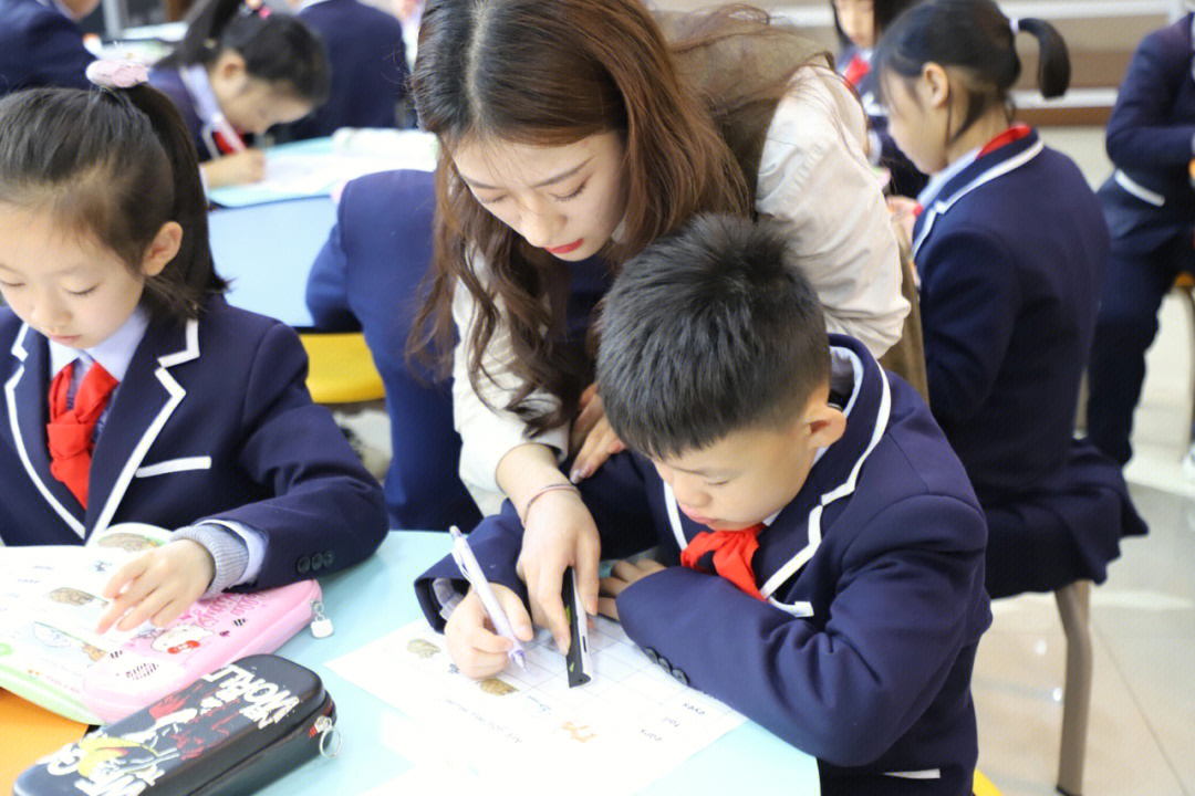 小学教师上课日常