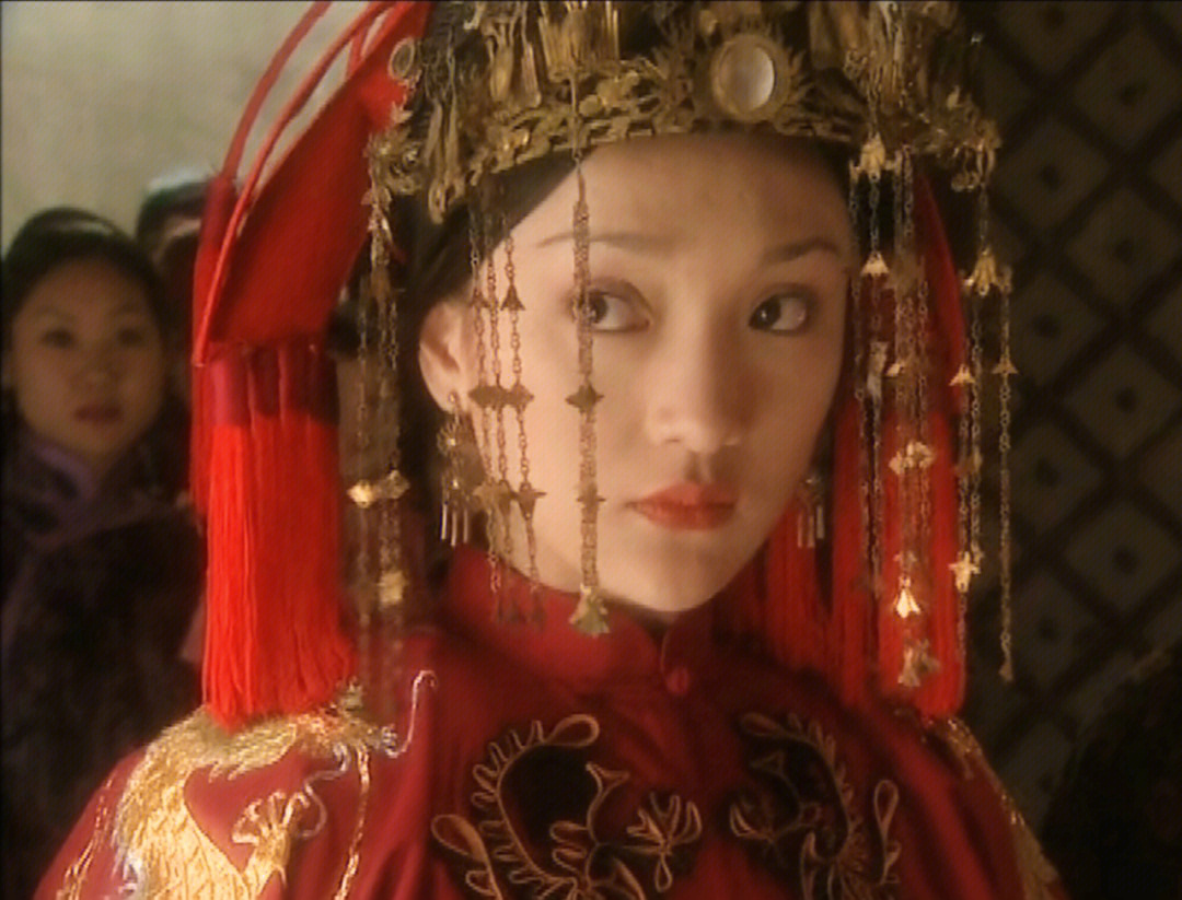 秀禾服是2001年《橘子红了》里的女主秀禾(周迅饰)大婚时穿的婚服