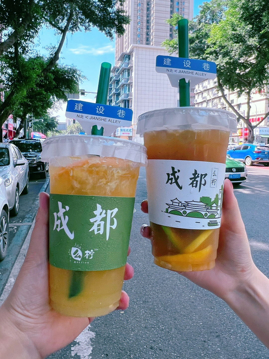 奶茶掉在马路上的图片图片