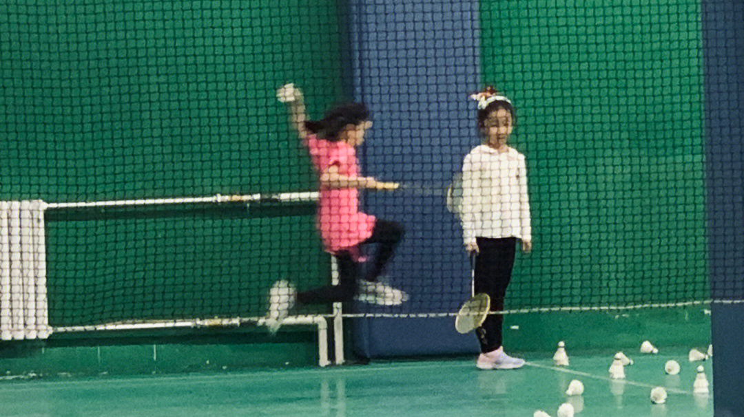 越来越多的小朋友在学习打羽毛球了