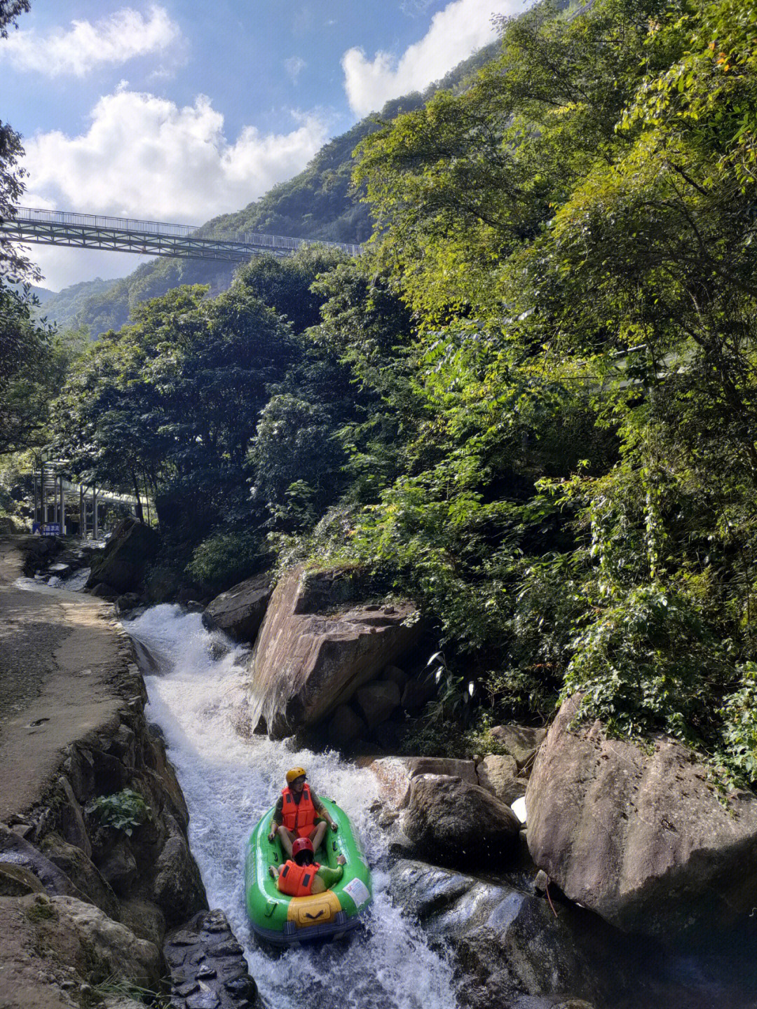 桐庐山湾湾漂流图片