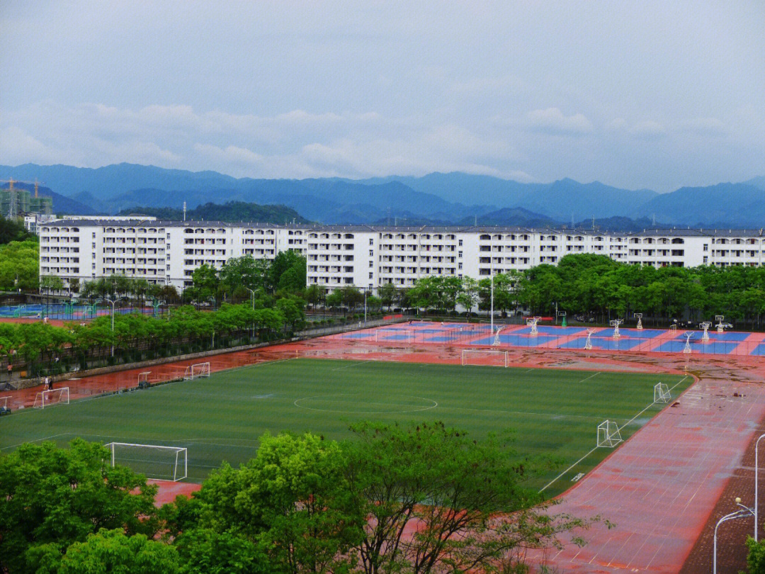 阴雨天的黄山学院谁不爱