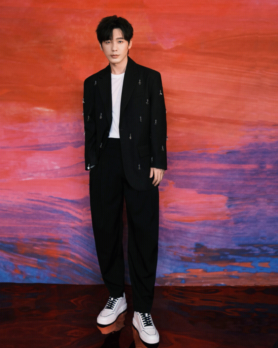 白宇演绎feng chen wang 2022春夏系列fcw金属logo西装夹克与黑色双腰