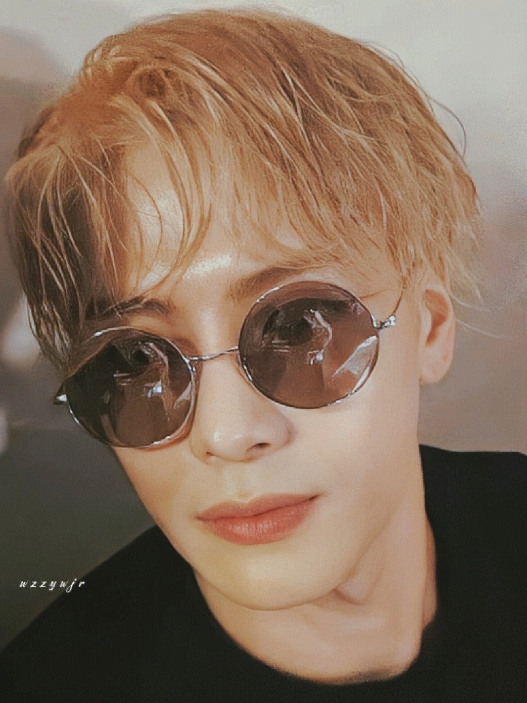 王嘉尔墨镜头像