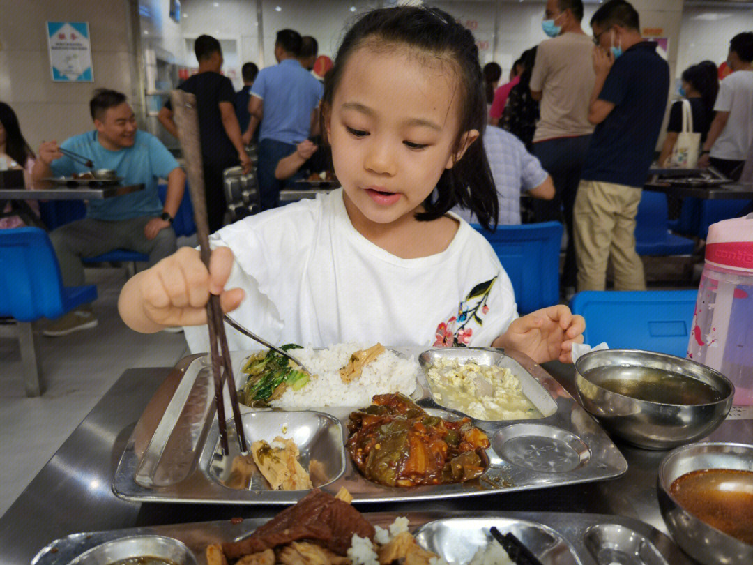 91小学生入学第一天食堂第一餐都很棒