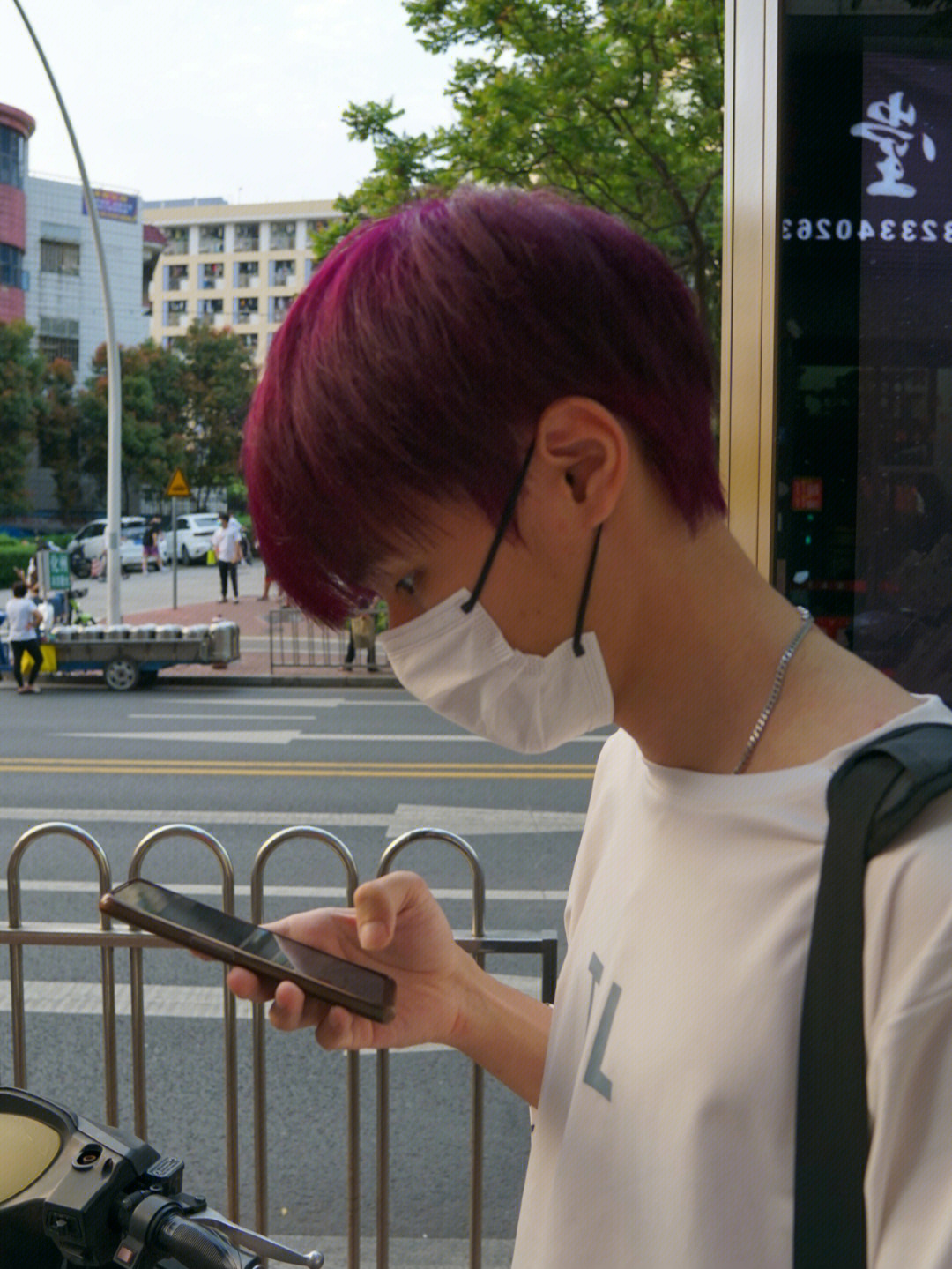 紫红色头发图片男生图片