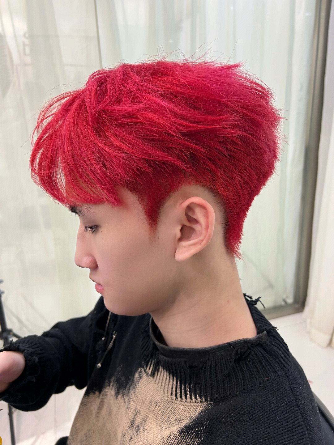 即使是中国人最爱的大红色,也是要,皮肤越白衬着才越好看海王红头发
