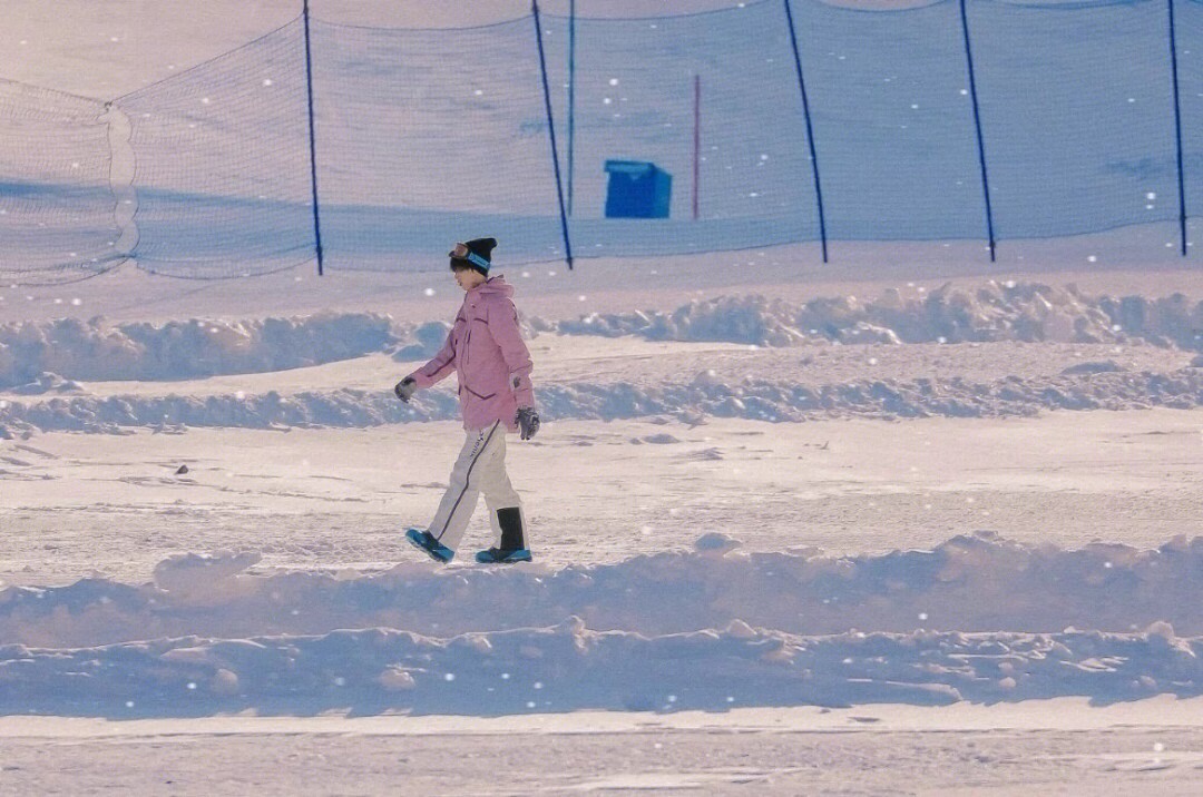 严浩翔滑雪图片