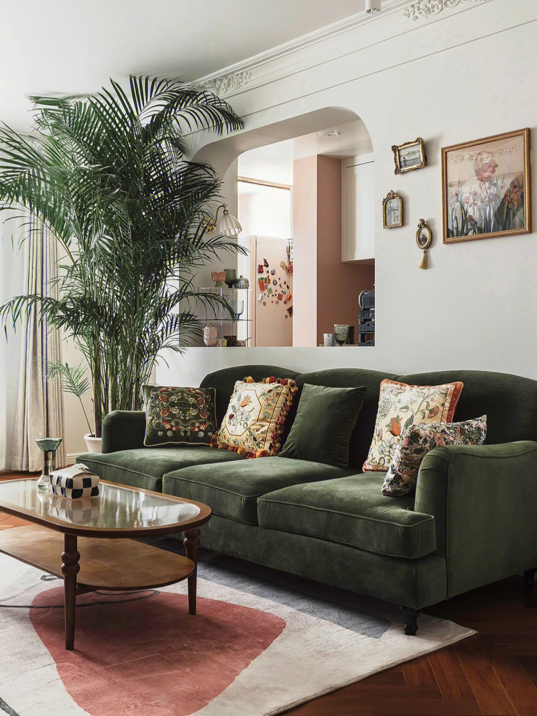 客厅绿色的沙发,粉色的厨房,到顶的绿植开放式厨房,弧形造型,壁炉和