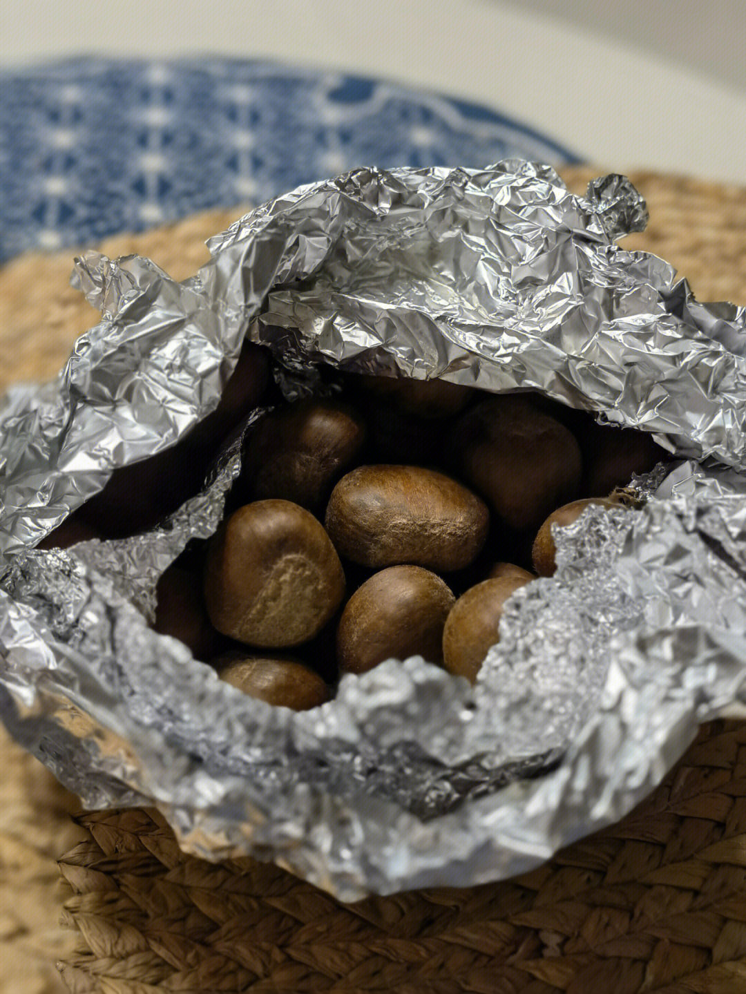 毛栗子用锡纸包住烤箱200℃,15分钟不用煮,不用切口跟外面的糖炒栗子