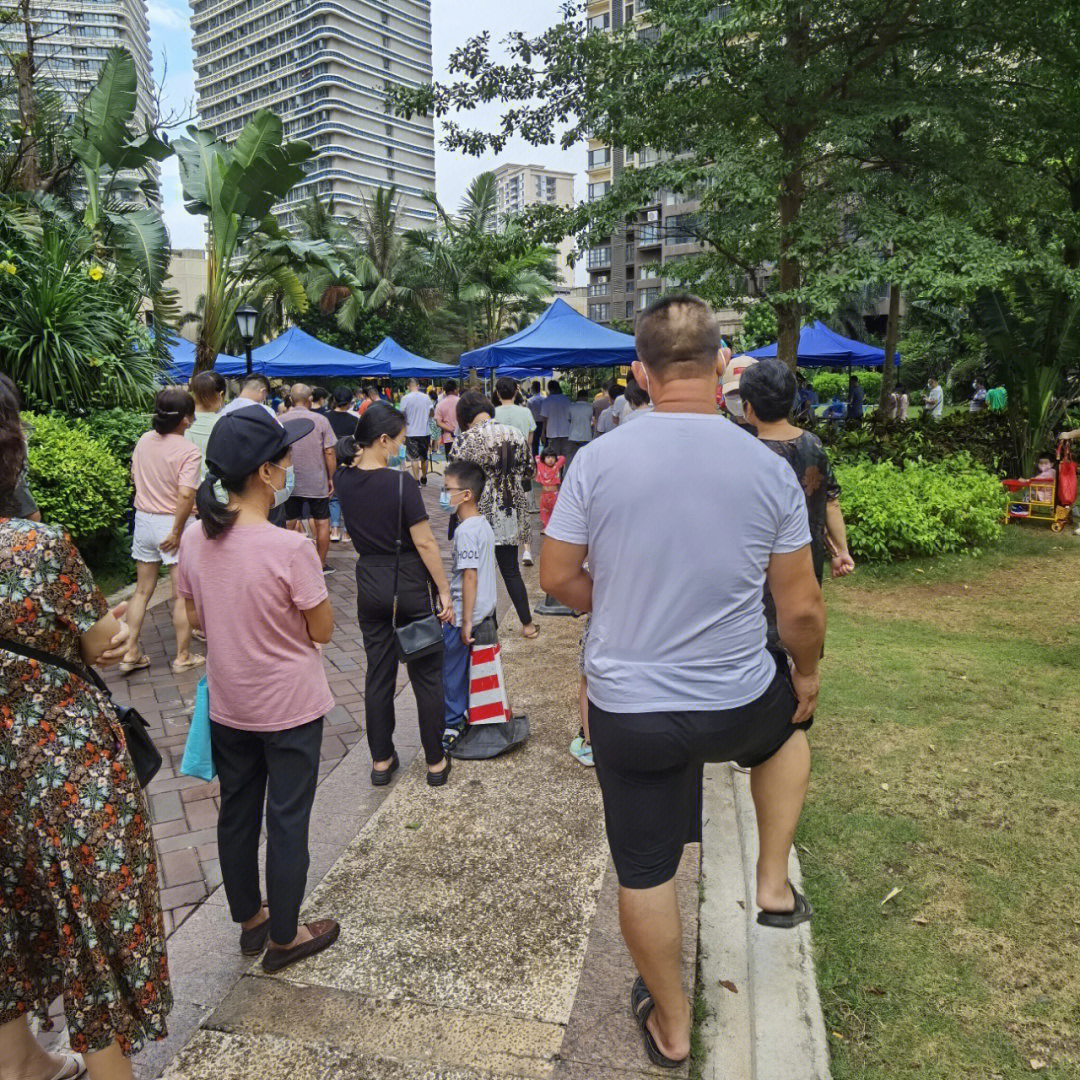 今天上午8:26分在海口万达小区排队等待做核酸