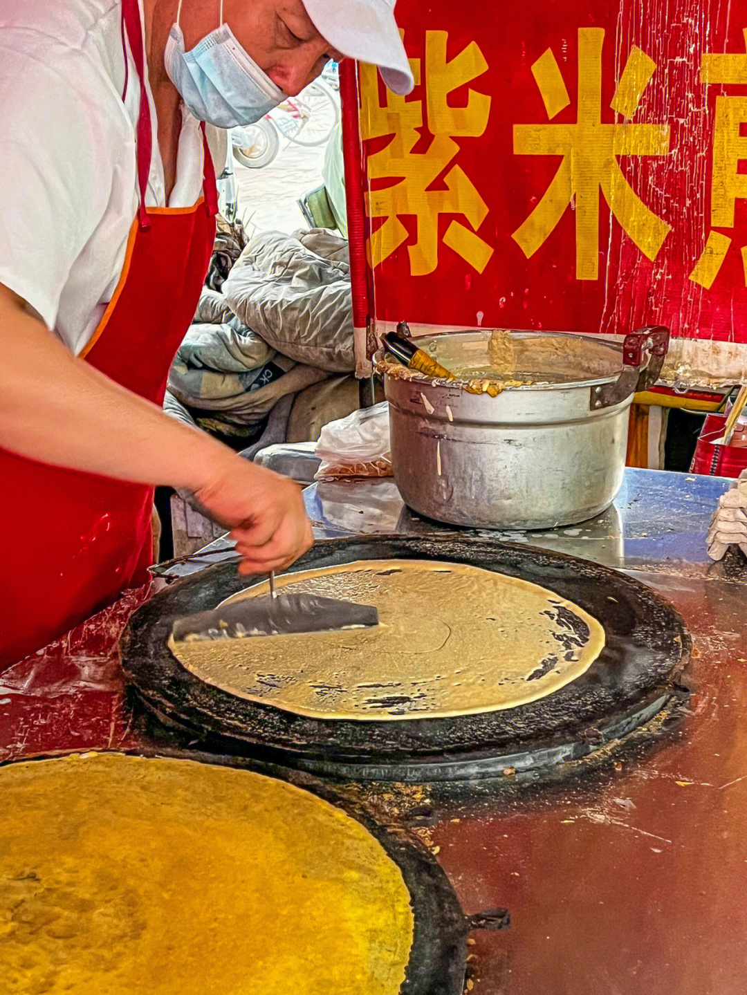 煎饼了五块钱一个鸡蛋带脆片早以前一共三家煎饼这家煎饼车干走了两家