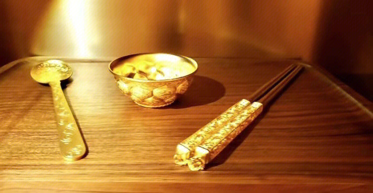 周大福金碗金筷子图片